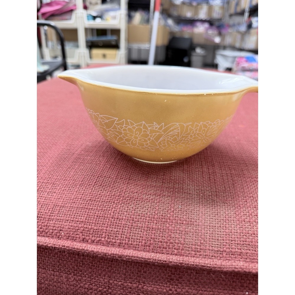 Vintage Pyrex Woodland Cinderella Mixing Bowl #441 Tan/White Flowers 1.5 Pint - Picture 4 of 5